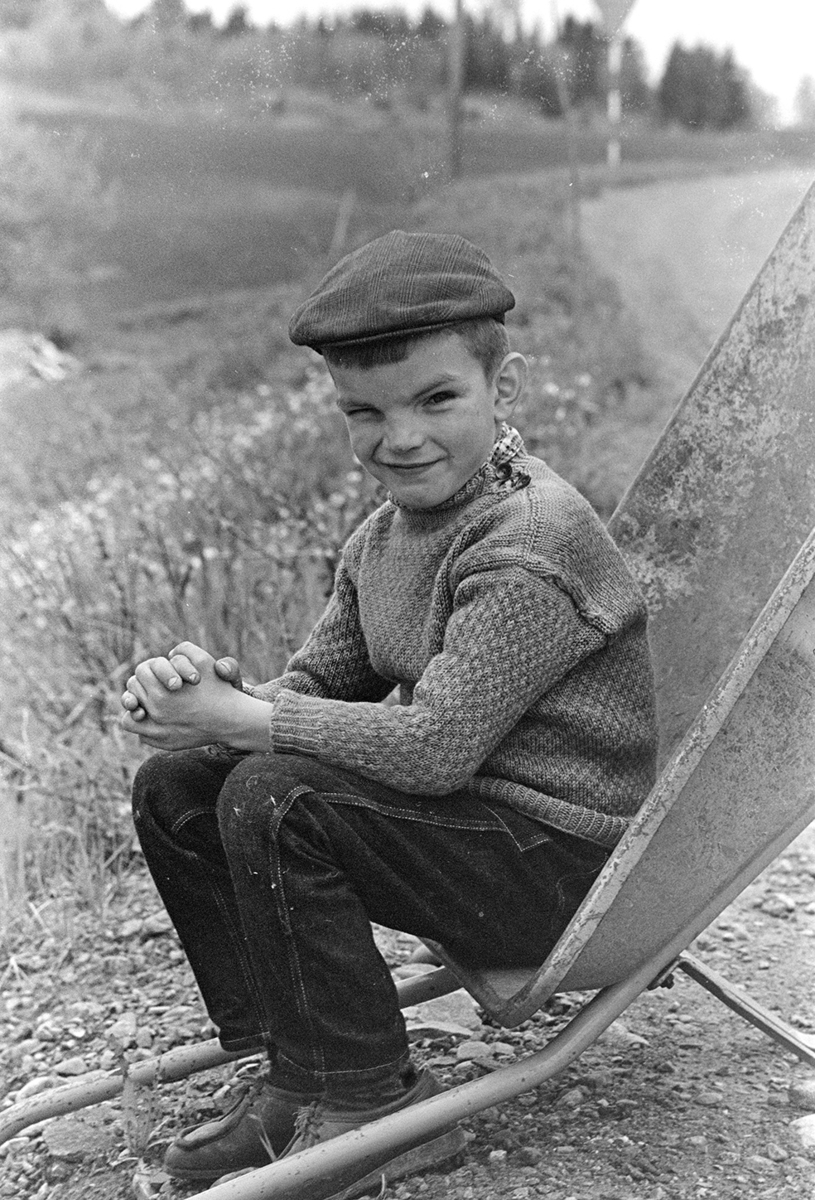 Portrett, ukjent gutt, trillebår. Nydal.