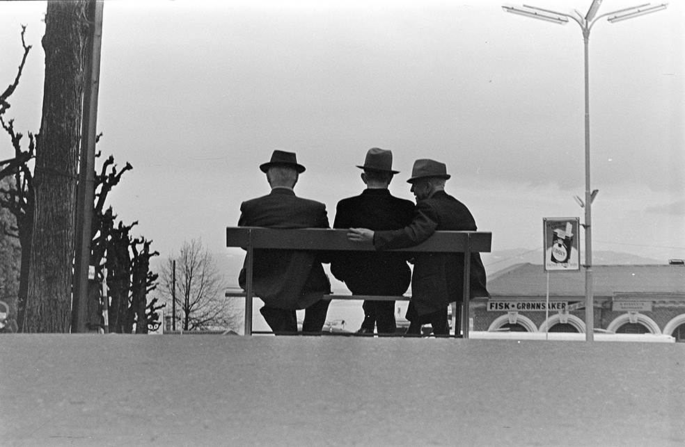 Stortorget, Hamar. Tre menn, benk, ukjente.