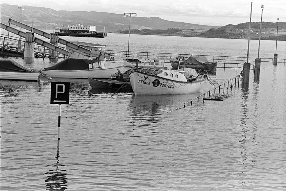 Flom i Mjøsa, 1967, Hamar brygge, oversvømmelse, fritidsbåter, redningsbåten  "Falken", mjøsbåter.