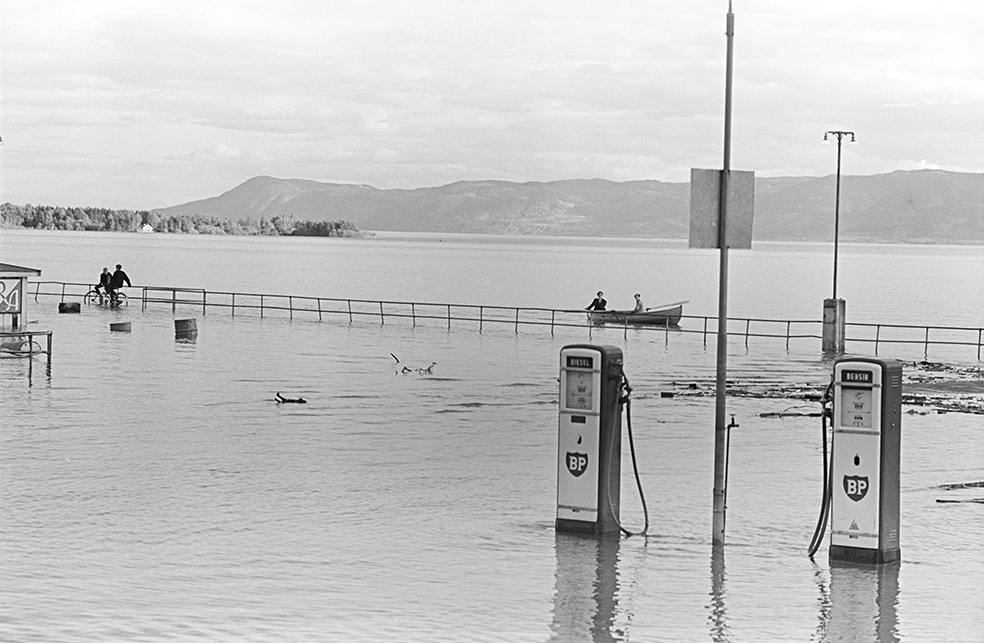 Flom i Mjøsa, 1967, Hamar brygge, oversvømmelse, BP bensinpumper,