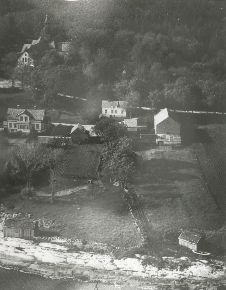 Flyfoto av Borgund Prestegård med Borgund Kirke i bakgrunnen.