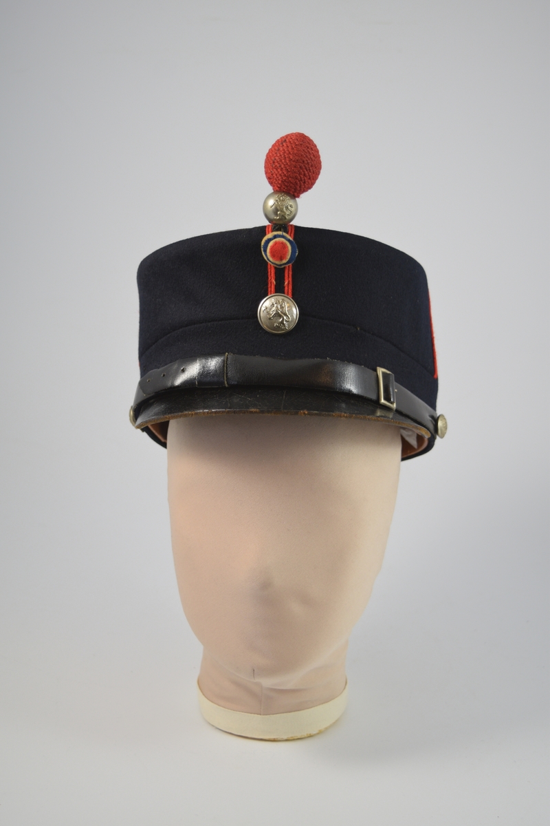 Uniform i to deler, jakke og lue.  a) lett innsvinget m/slag, enkelspent, høy krage; b) bøtteform m/ skygge og distinksjoner