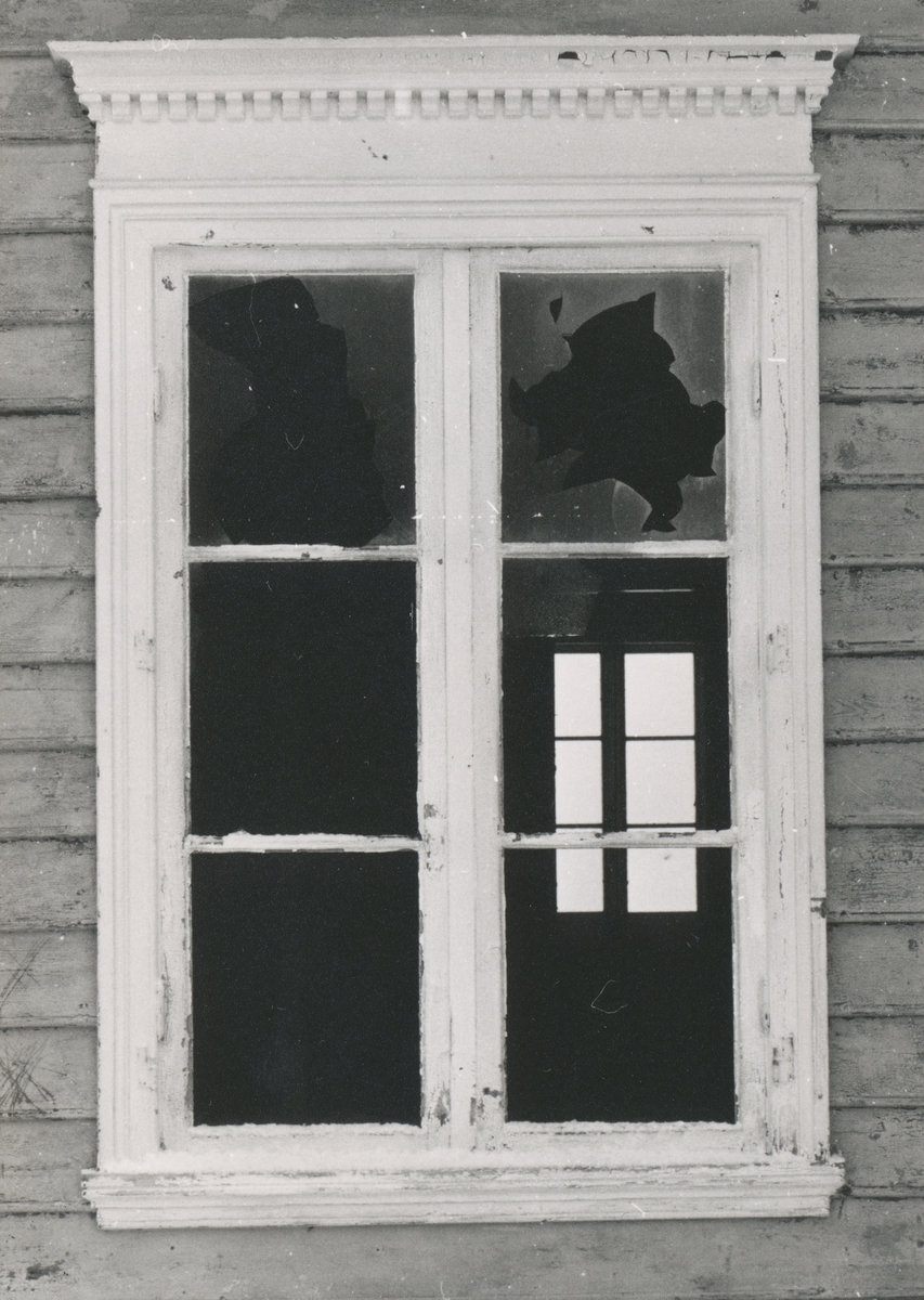 Detaljbilder av vindu og vannbord på Hamrevillaen på Skuggen i Nørvasund.