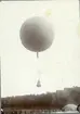Kulballong m/1909 i luften.