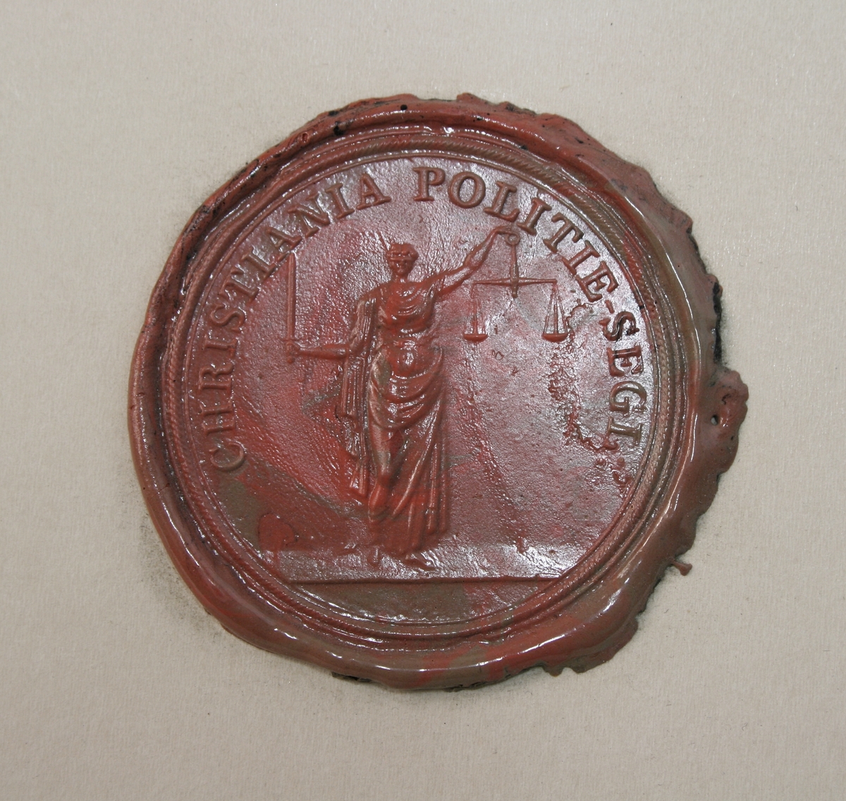 Diverse segl fra Oslo/Kristiania Politikammer. Tre har Justitia med "Christiania Politikammer segl", to har Oslos byvåpen og "Christiania/Kristiania Politikammer", og de siste tre har Norges riksvåpen i 1905 versjon, og 1937 versjon med henholdsvis "Oslo Politikammer", "Politipresidenten i Oslo" og "Oslo og Aker Politimesterembede".