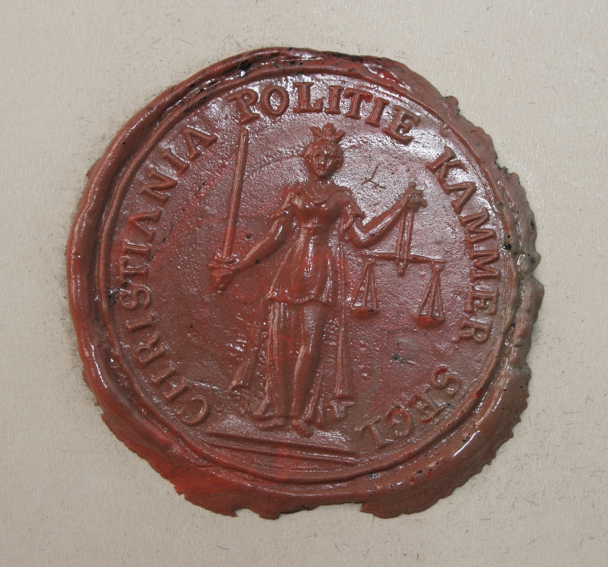 Diverse segl fra Oslo/Kristiania Politikammer. Tre har Justitia med "Christiania Politikammer segl", to har Oslos byvåpen og "Christiania/Kristiania Politikammer", og de siste tre har Norges riksvåpen i 1905 versjon, og 1937 versjon med henholdsvis "Oslo Politikammer", "Politipresidenten i Oslo" og "Oslo og Aker Politimesterembede".