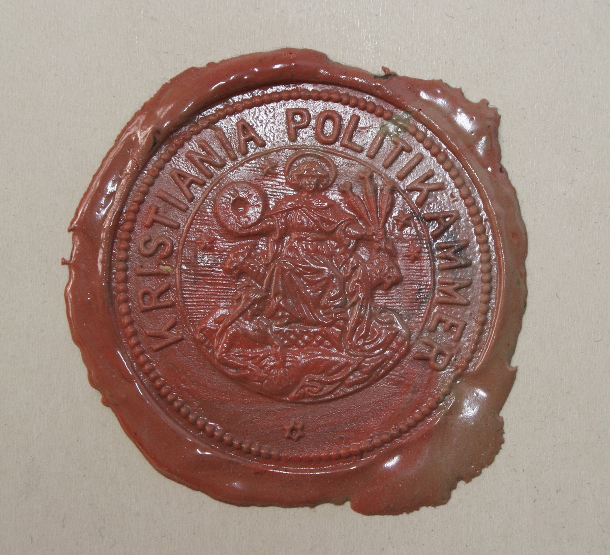 Diverse segl fra Oslo/Kristiania Politikammer. Tre har Justitia med "Christiania Politikammer segl", to har Oslos byvåpen og "Christiania/Kristiania Politikammer", og de siste tre har Norges riksvåpen i 1905 versjon, og 1937 versjon med henholdsvis "Oslo Politikammer", "Politipresidenten i Oslo" og "Oslo og Aker Politimesterembede".