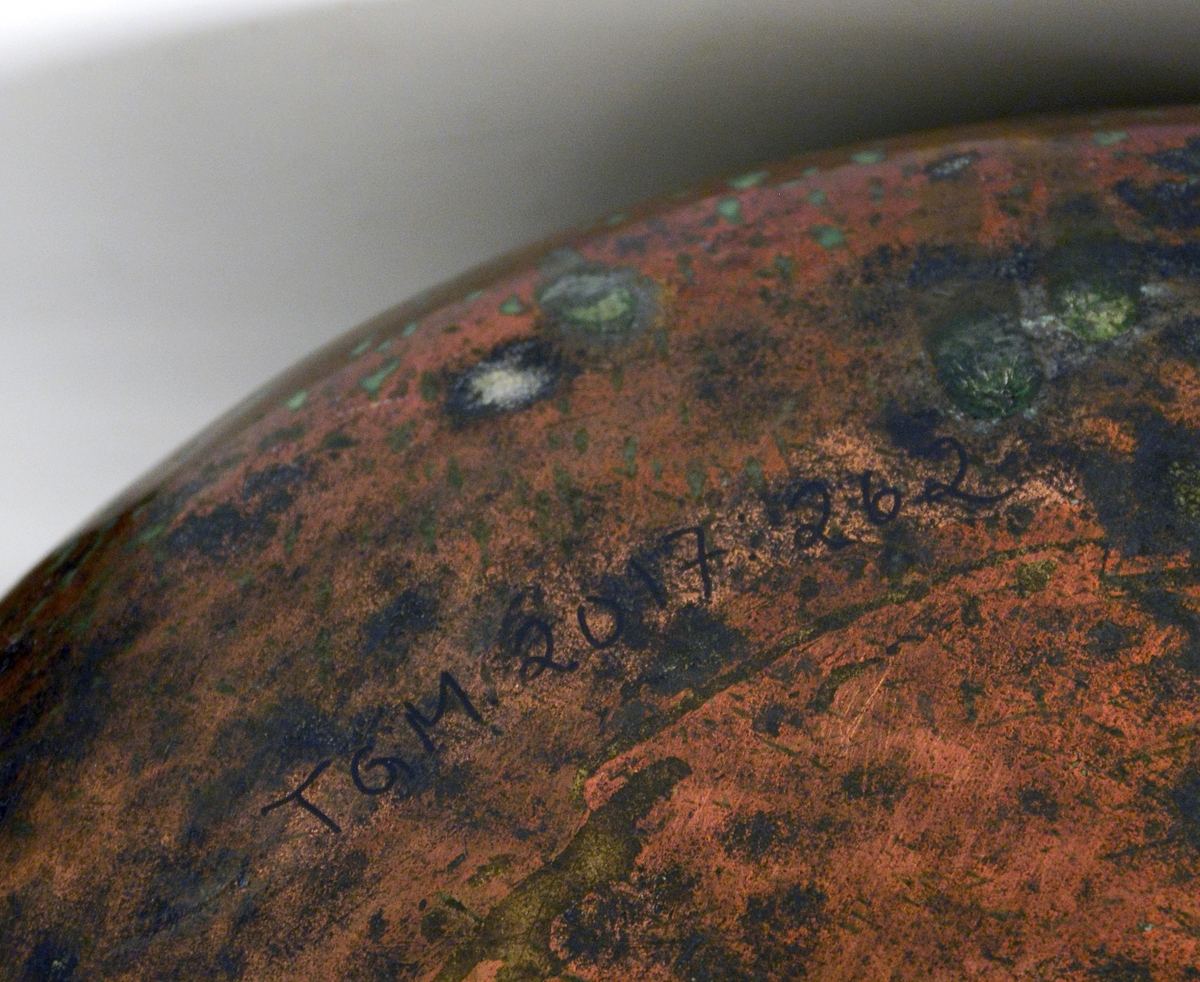 Gryte av kobber. Tre høye jernføtter og jernhåndtak, lokk med håndtak.