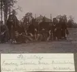 En grupp soldater vid Hälsinge regemente med sina gevär uppställda för gruppbild. Enligt bildtexten utgörs skjutlaget av: Söderberg, Södersten, Unge, Michelson, Schultz, Brolin, von Hedenberg, Widmark.