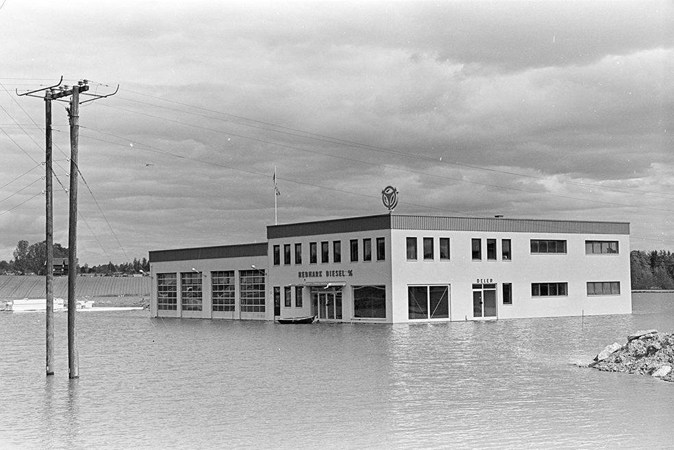 Storflom i Mjøsa 1967., Midtstranda, Hedmark Diesel AS, lysmast.