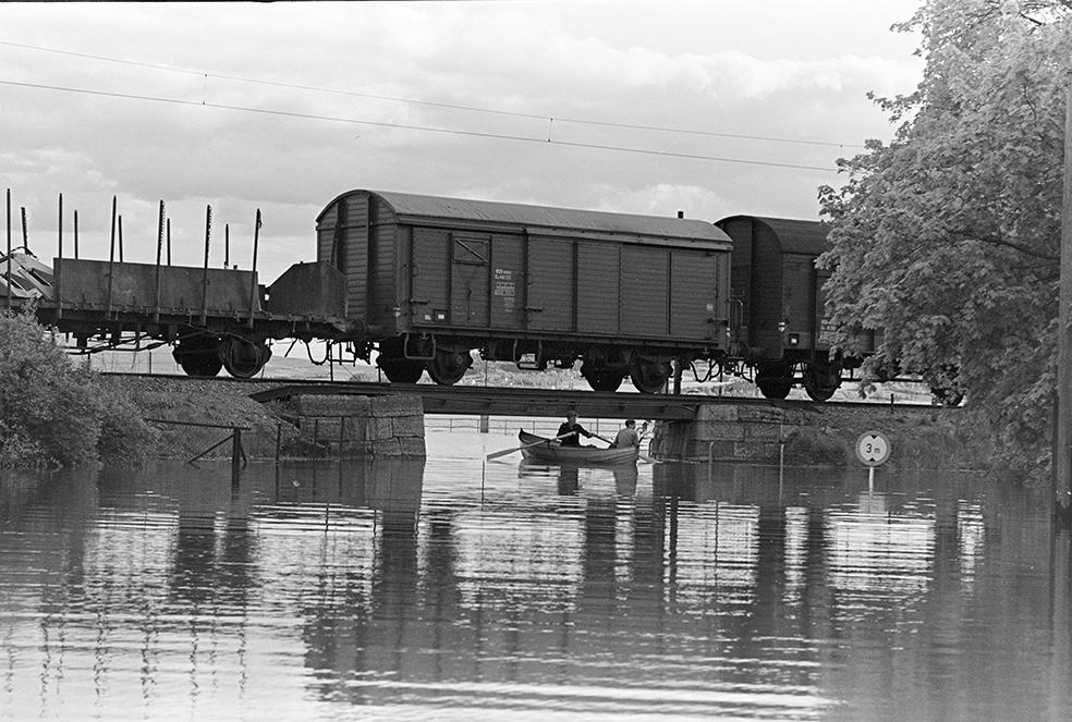 Storflom i Mjøsa 1967. Strandgateparken, jernbane,godstog, robåt, undergang,oversvømmelse,
