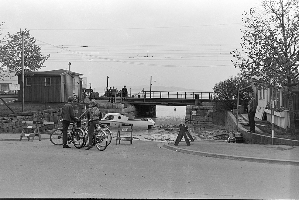 Flom, Mjøsa, Victoriaundergangen, gutter, sykler, vegsperring,