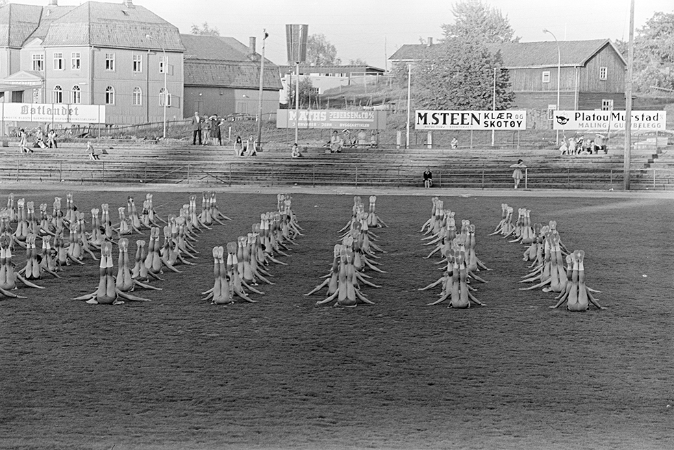 Hamar Idrettslag 100 års jubileum, defilering Hamar stadion, HIL. Turnere, oppvisning,