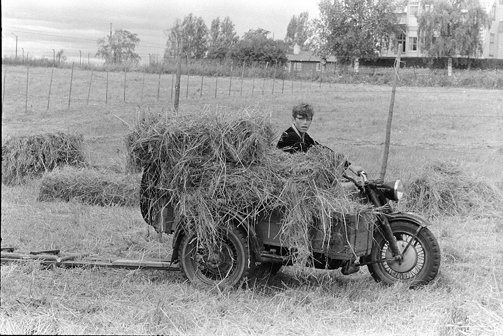 Kringkastingsjordet, Storhamar, Domkirkeodden, slåttonn, motorsykkel E-72649, "sidevogn" med høy.