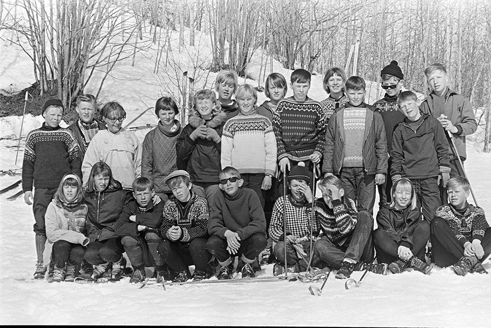 Ener Ungdomsskole, Vang H. Klassetur, skitur, Sælidjordet. Fremre rekke fra venstre: Toril Johansen, Inger Alice Emilsen, Frode Bekkevold, Torbjørn Johnsen, Tor Arne Pettersen ("Piters"), Cato Abell, Kjell Arne Sørby, Tove Rognerud, Knut Nygård.
Bakerst fra venstre: Olav Øverland, Øystein Åkerland, Bjørg Andersen, Inger Gjørslie, Inger Johanne Bårdseth, Tove Syversen, Anne Ruud, Iren Kildal, Atle Mjelde, Toril Elvestad, Jan Gundersen, Tore Otnæs, Trond Magnum, Per Edvard Bekkevold.