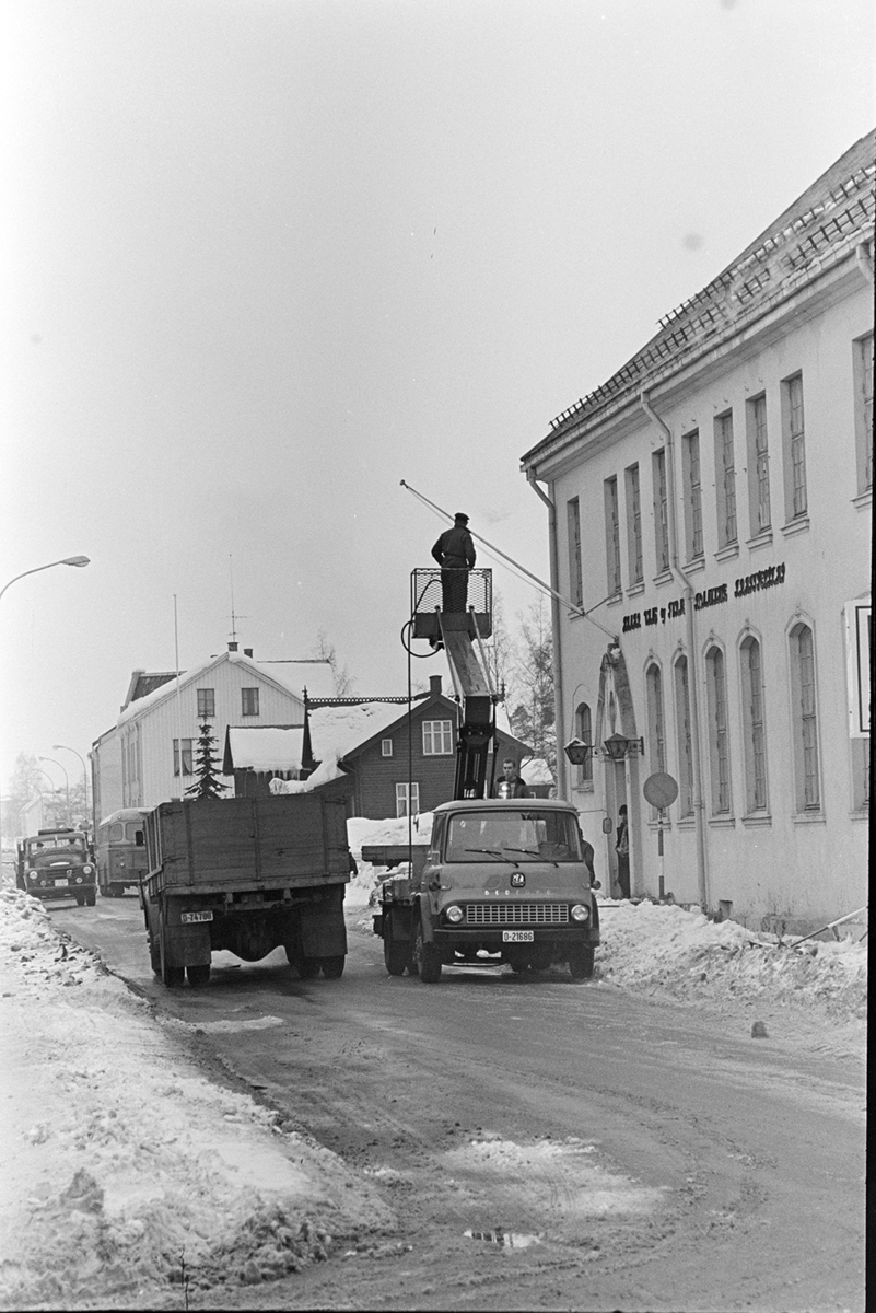 Vangsvegen 43, vinter,biltrafikk, kranbil, lastebil, Bedford D-21686, Hamar.