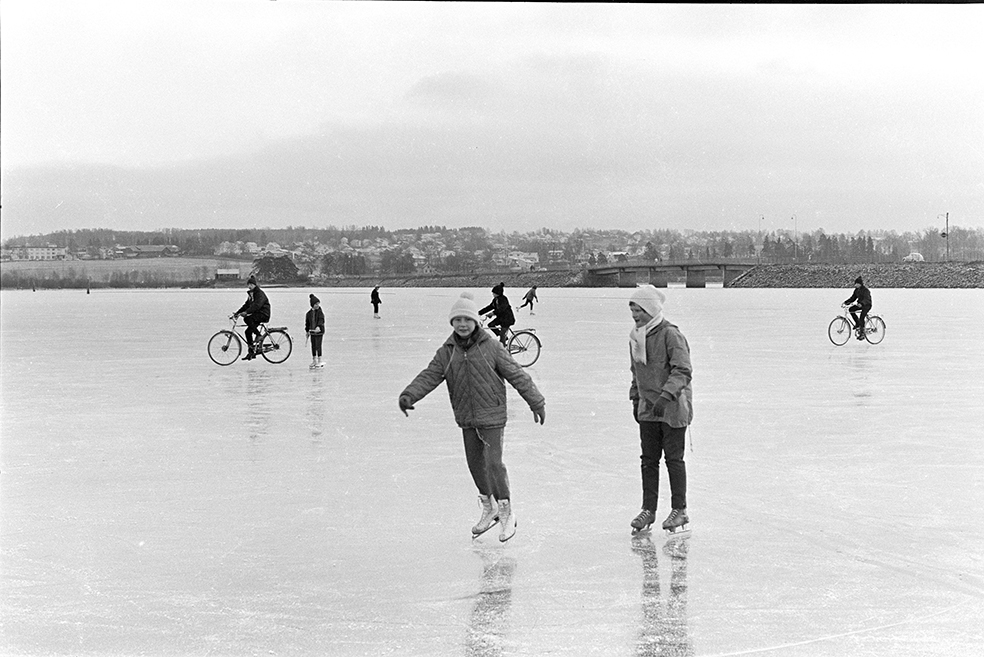 Åkersvika, mjøsis,vinteraktivitet, barn, skøyter, sykkel.