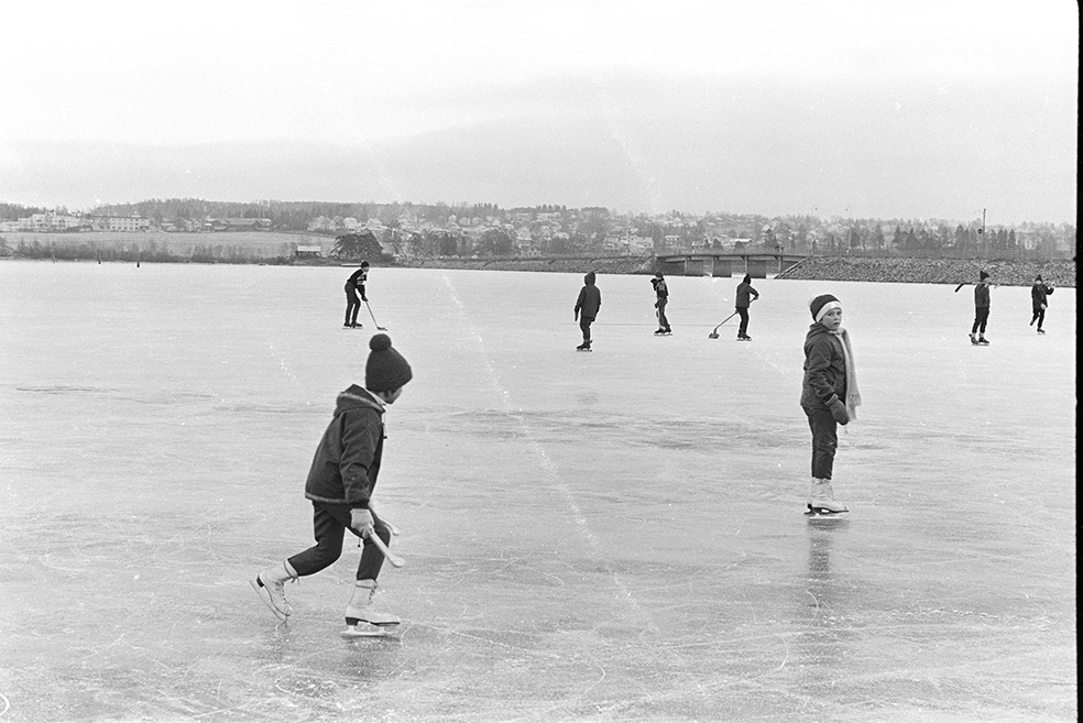 Åkersvika, mjøsis,vinteraktivitet, skøyter,kunstløp,ishockey,barn,