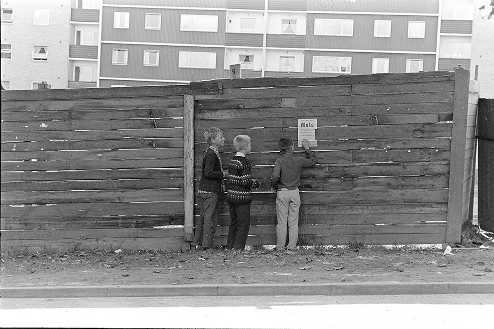 Plakatvegg, "Møte" gutter river ned plakat, ukjent sted Hamar.