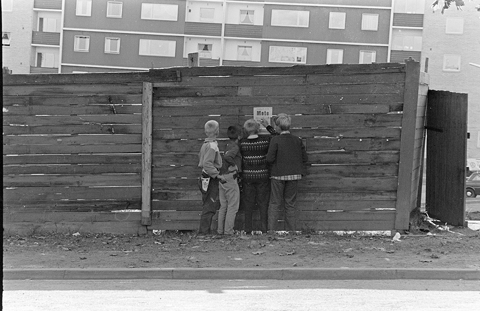 Plakatvegg, "Møte" gutter river ned plakat, ukjent sted Hamar.