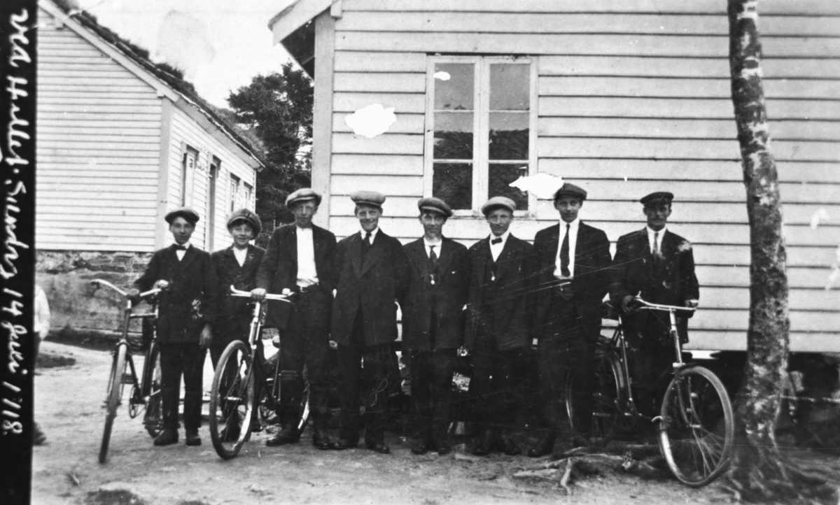 En gjeng unge gutter. "Ved Hellet. Sundag 14 juli 1918."
