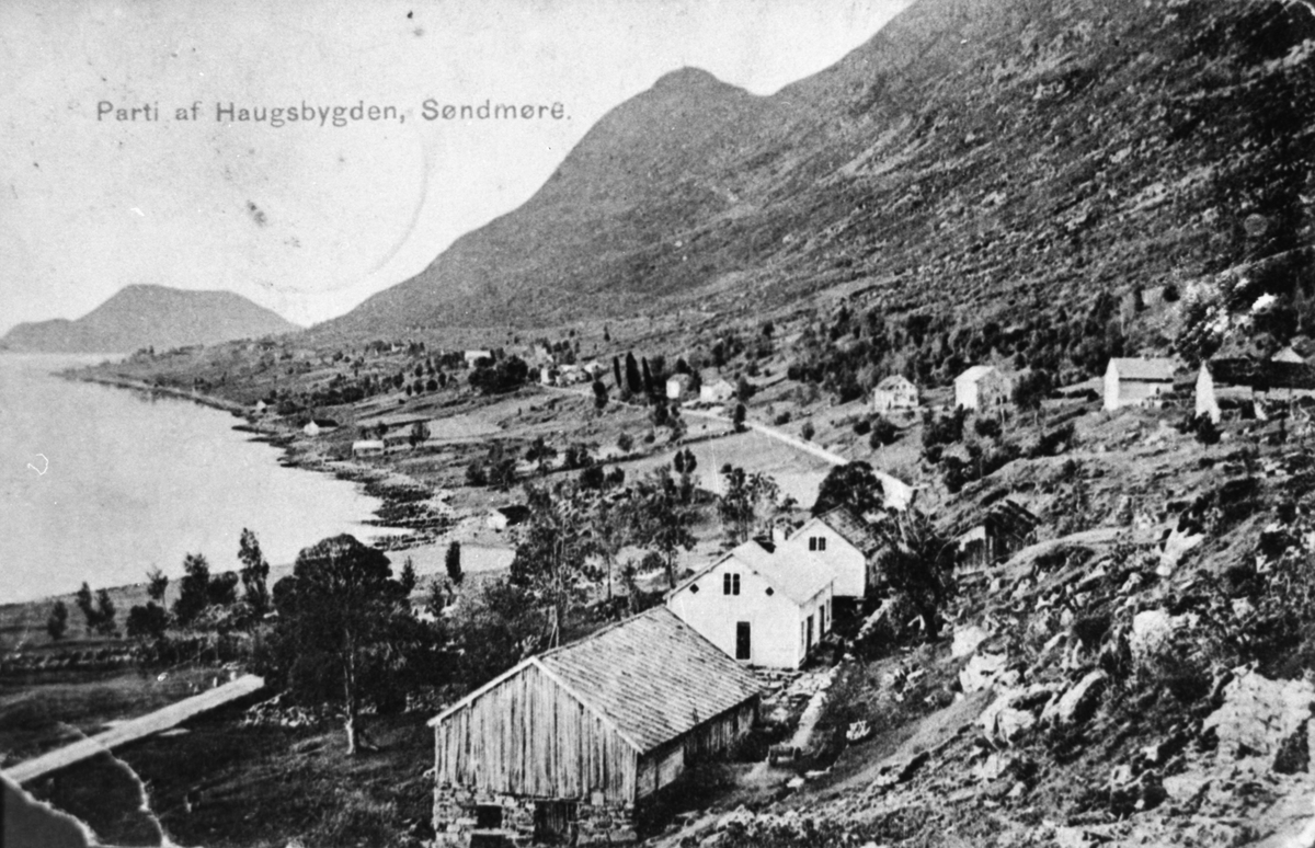 Utsikt ut over Haugsbygda på Gurskøy med et gardstun i forgrunnen.