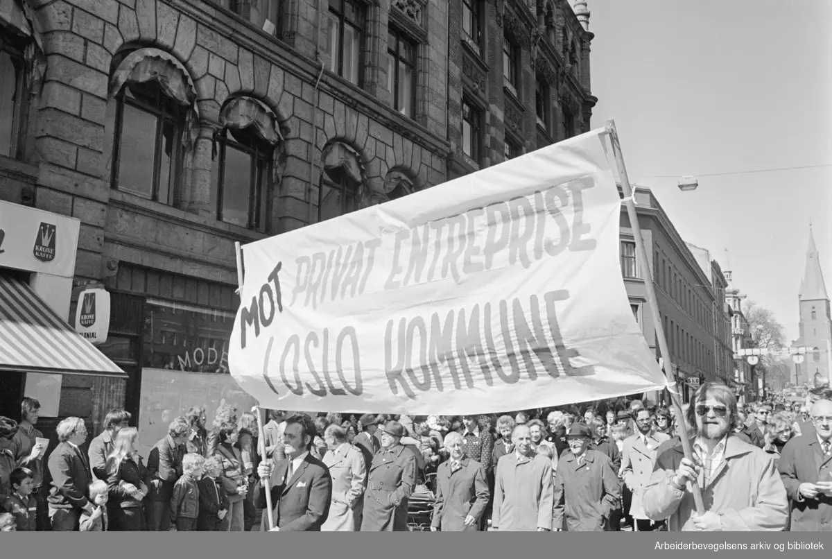 1. mai 1976 i Oslo.Demonstrasjonstoget i Karl Johans gate.Parole: Mot privat enterprise i Oslo kommune