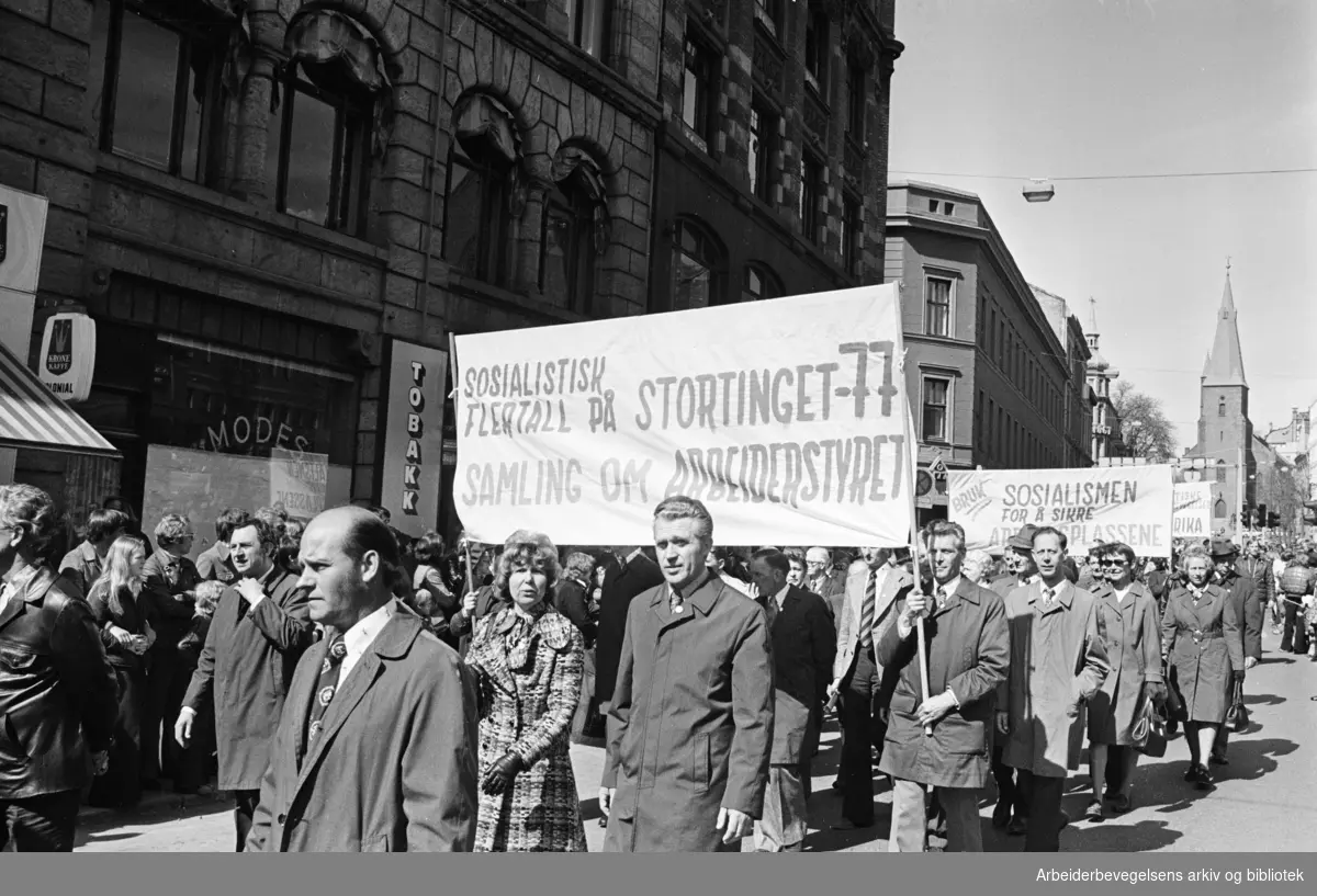 1. mai 1976 i Oslo.Demonstrasjonstog.Parole: Sosialistisk flertall på Stortinget-77. Samling om arbeiderstyret