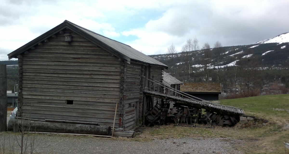 Låven er tømret i to høyder med tak av sagskårne bord lagt som under- og overligger. Stallen er plassert i første etasje inntil løa. Fôrdøra er plassert i gavlen mot vest og vender mot fjøset