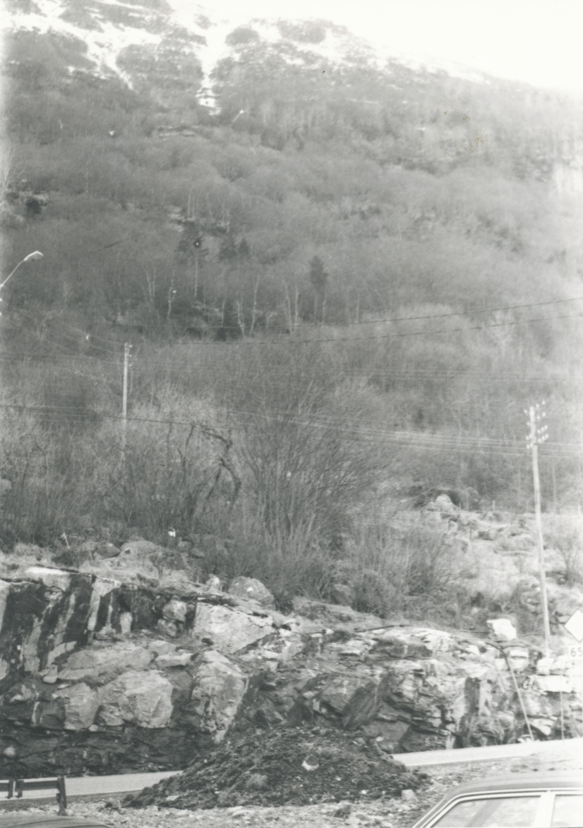 Dokumentasjonsbilder i serie av bautastein / offerstein og vikingtidsgraver på Agleberget ved Sulesund.