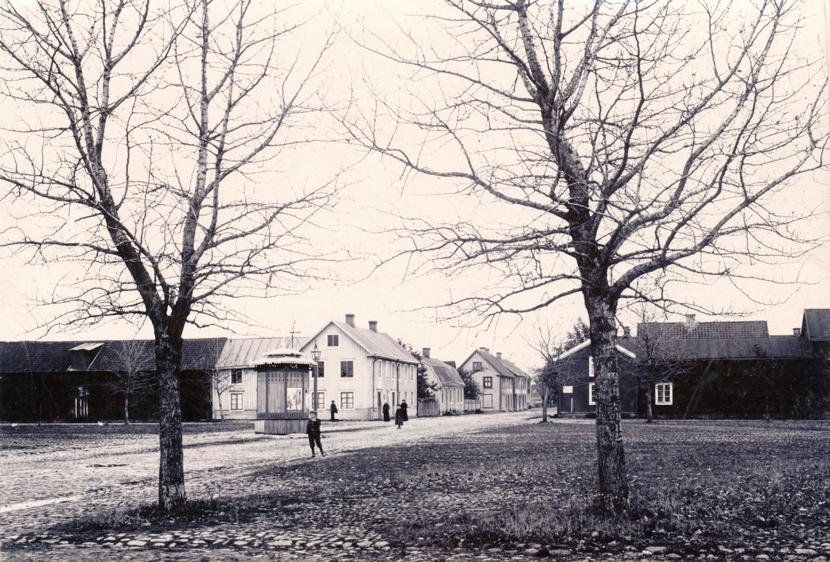 Gata i Mörbylånga kring sekelskiftet 1900. Vy mot Köpmangatan österut.