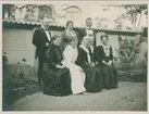 I mitten Ida Sabelström född Holmdahl 1917, Omgiven från vänster sittande av Hilda Svensson, Siri Carlsson, Hanna Simonsson, Agda Söderbergh.
Stående från vänster Carl Sabelström, Kjerstin Andersson, Constans Sabelström. Alla hennes då levande barn.