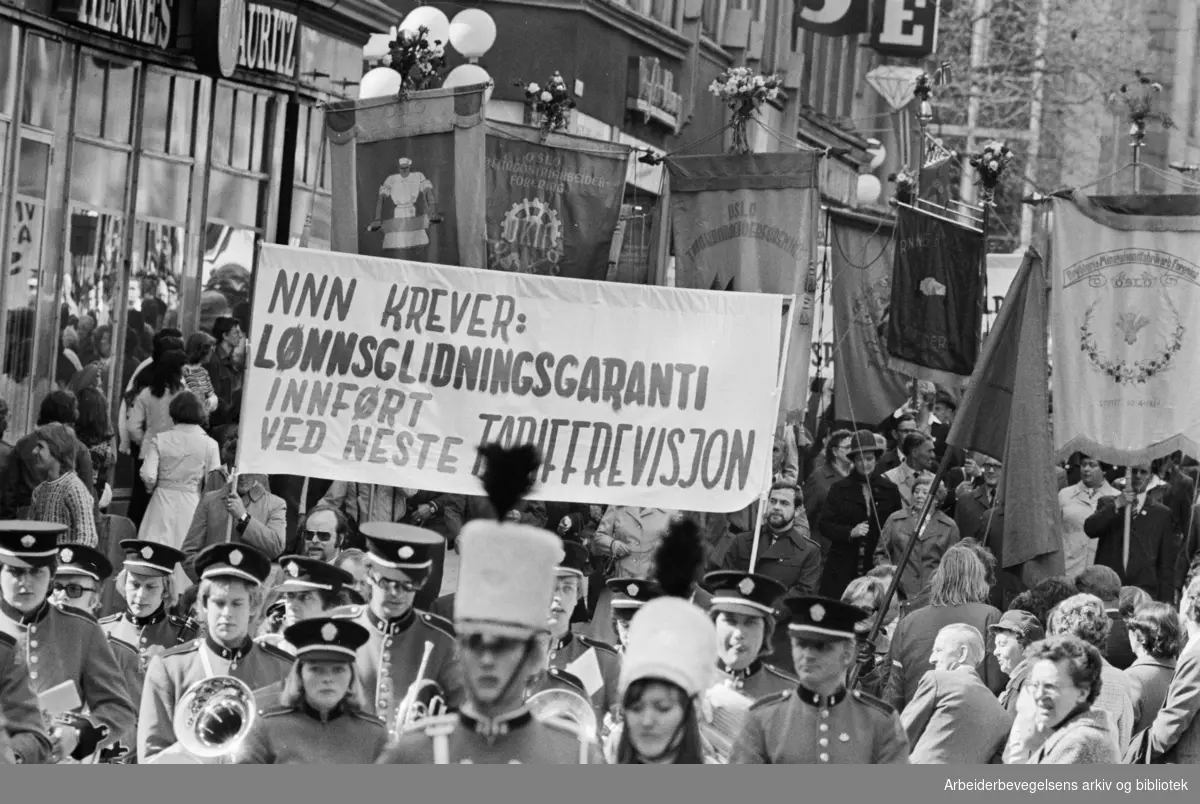 1. mai 1977 i Oslo.Demonstrasjonstog.Parole: NNN krever: Lønnsglidningsgaranti innført ved neste tariffrevisjon.