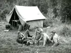 Fälttjänstgöring (rast framför tält). Villingsberg, Närke.