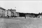 Infanterivolontärskolan Karlsborg, senare rekrytskolan för infanteriets off- och res.off. Aspiranter 1878 - 1927. Rakt framifrån ses gymnastik- och exercishuset samt till höger vakthuset och arresthuset.