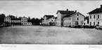 Infanterivolontärskolan Karlsborg, senare rekrytskolan för infanteriets off- och res.off. Aspiranter 1878 - 1927. Befälsbyggnaden har fått förlängning på husets gavlar. Den ena syns på husets högra sida.