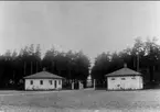 Infanterivolontärskolan Karlsborg, senare rekrytskolan för infanteriets off- och res.off. Aspiranter 1878 - 1927. Huvudingången, byggnaderna är från vänster vakt- och arrestlokal.