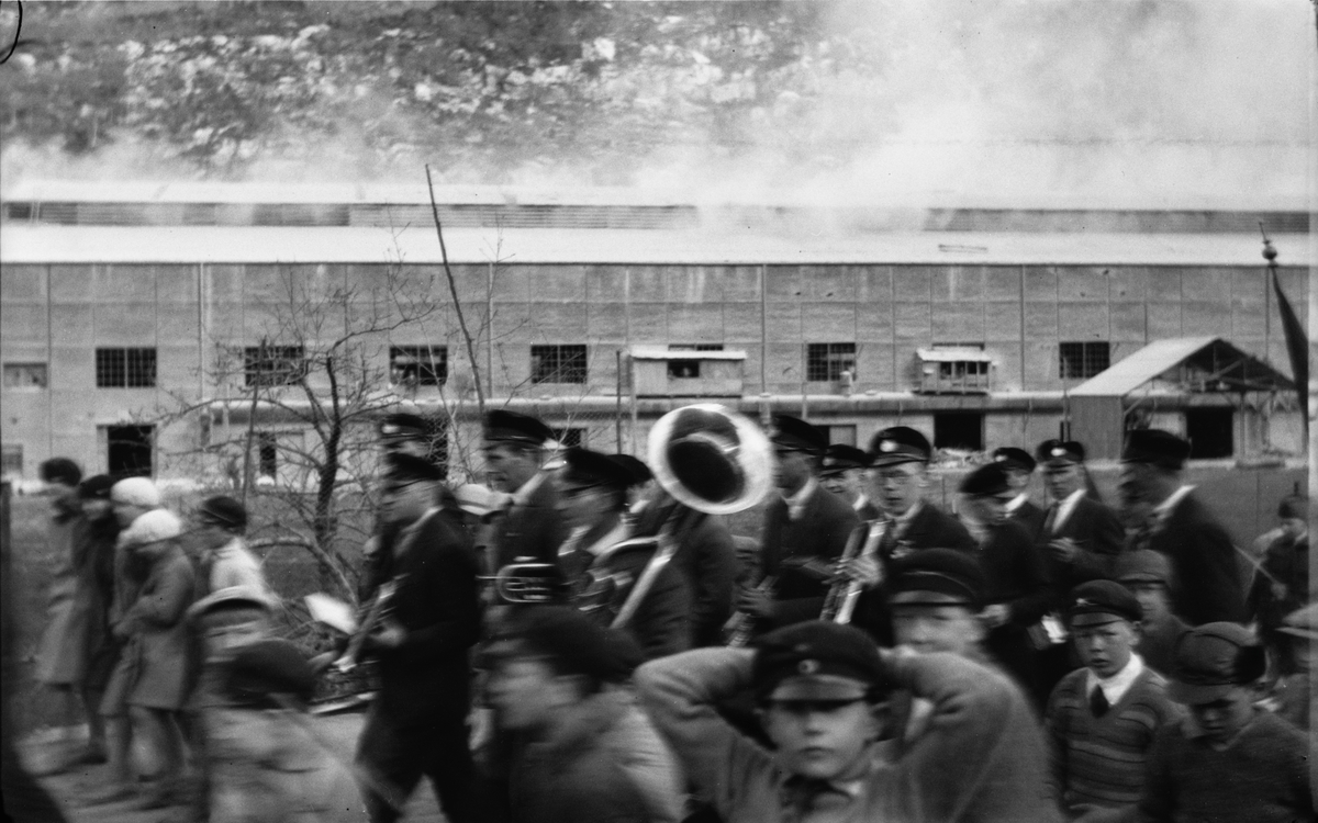 Folketog med musikkorps 1. mai 1929.