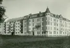 Ett av de hus som byggdes som officersbostäder när det i början 1900-talet var tal om att flytta Kalmar regemente till Kalmar. Delen till vänster senare.