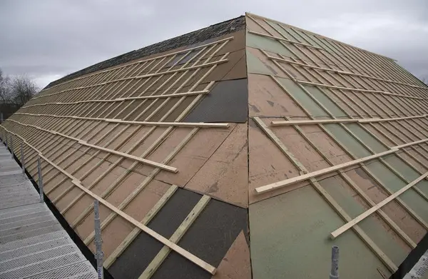 Taklekter på to sider av et tak.