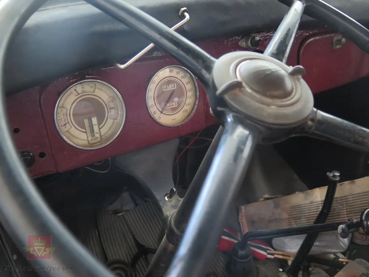 Grå og svart lastebil med plan og tipp. Bilen har 6 hjul og har bakhjuls-trekk. Svart interiør. Motoren er en bensindrevet V8 Ford "flathead" med et sylindervolum på 3620 kubikkcentimeter og en ytelse på 85 hk. Speedometerstand er 68500 km. Maks. totalvekt er 5100 kg og maks. nyttelast er 2675 kg.
Det er verdt å merke seg at dagens understells nummer er 18465698 mens det var opprinnelig 18-4656987, altså et siffer mer (7-tallet til slutt).