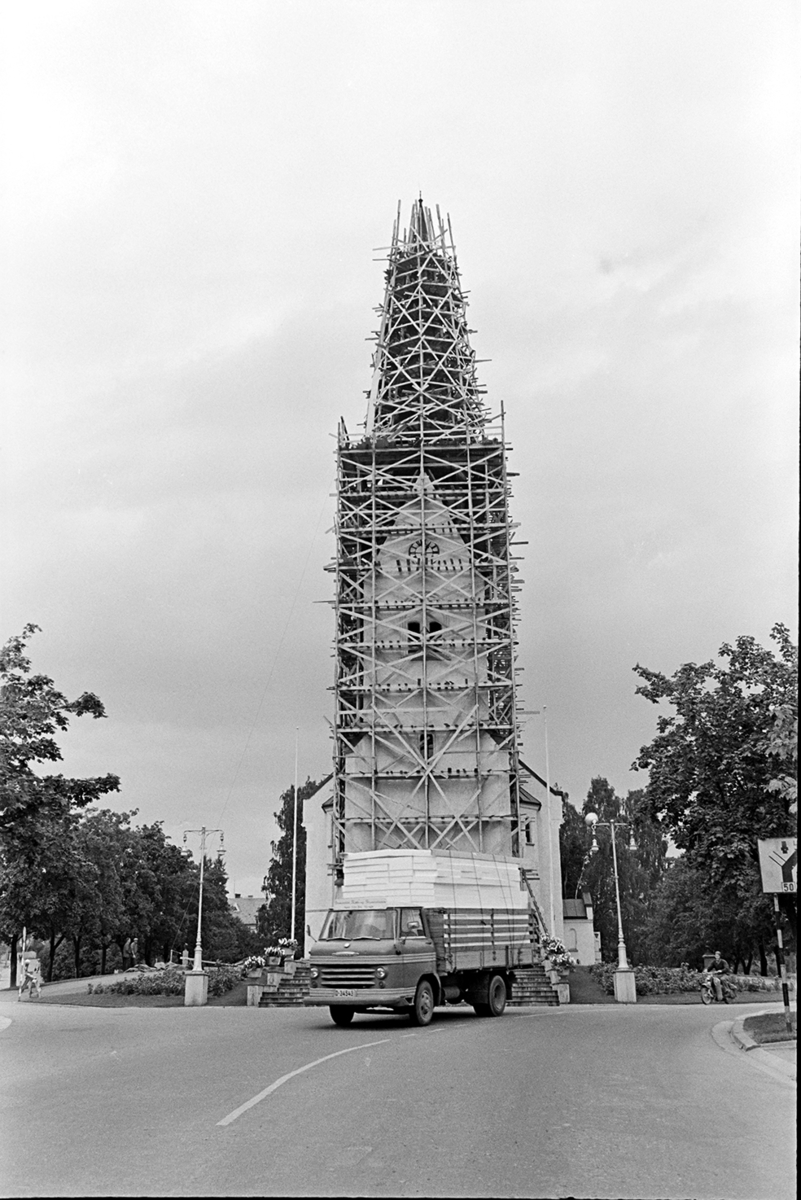 Hamar domkirke, restaurering av kirketårnet,stillaser,håndverkere. Lastebil D-34543. "Brumunddal Kjøle og fryse...... " Eier Kåre Hov.