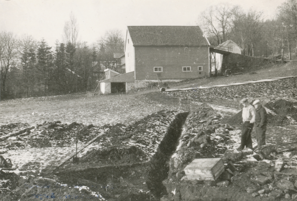 Dokumentasjonsbilder i serie fra arkeologiske utgravingar ved Borgund Prestegard 1940.
