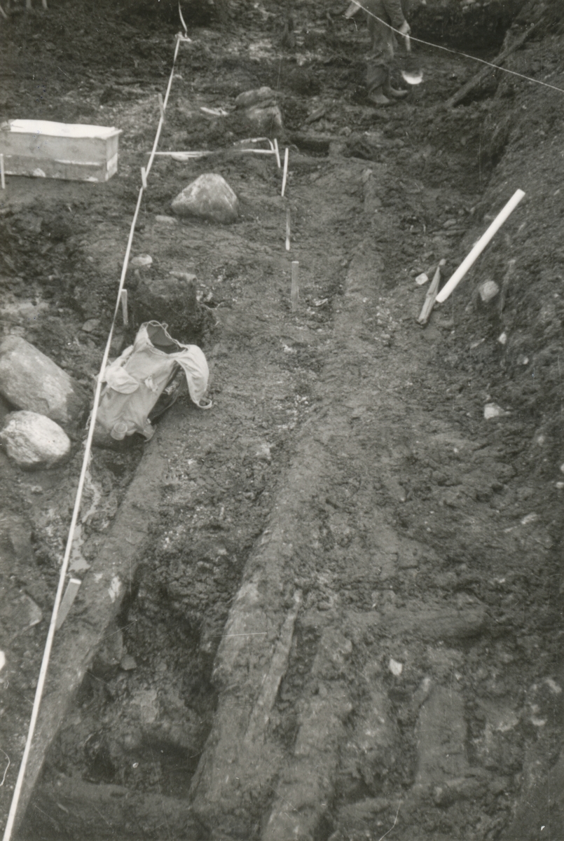 Dokumentasjonsbilder i serie fra arkeologiske utgravingar ved Borgund Prestegard 1940.