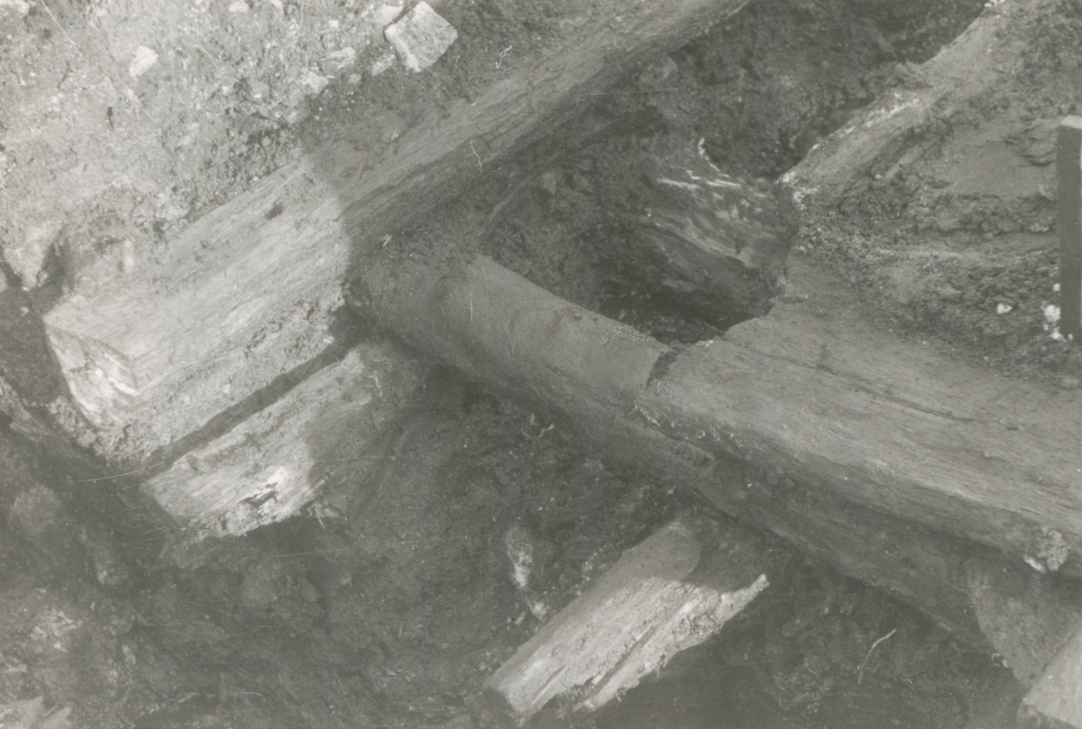 Dokumentasjonsbilder i serie fra arkeologiske utgravingar ved Borgund Prestegard 1940.
