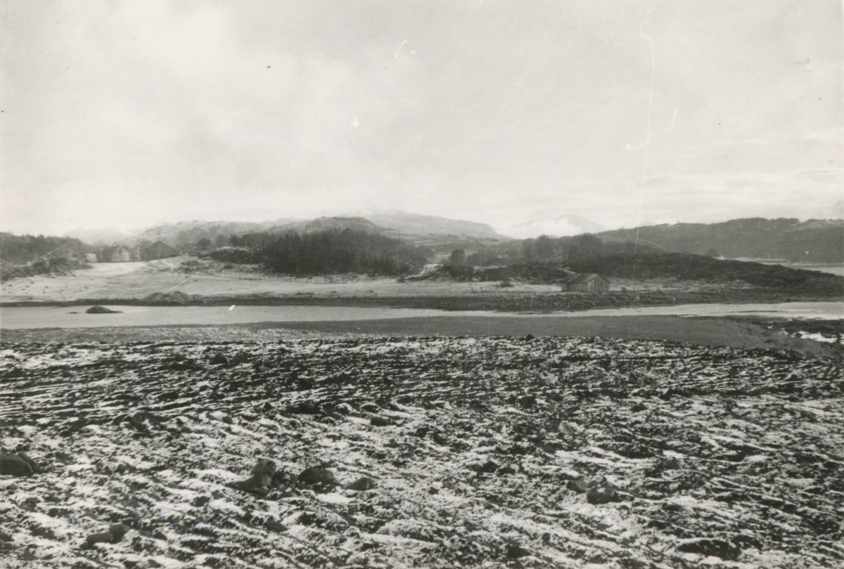 Dokumentasjonsbilder i serie fra arkeologiske utgravingar ved Borgund Prestegard 1940.