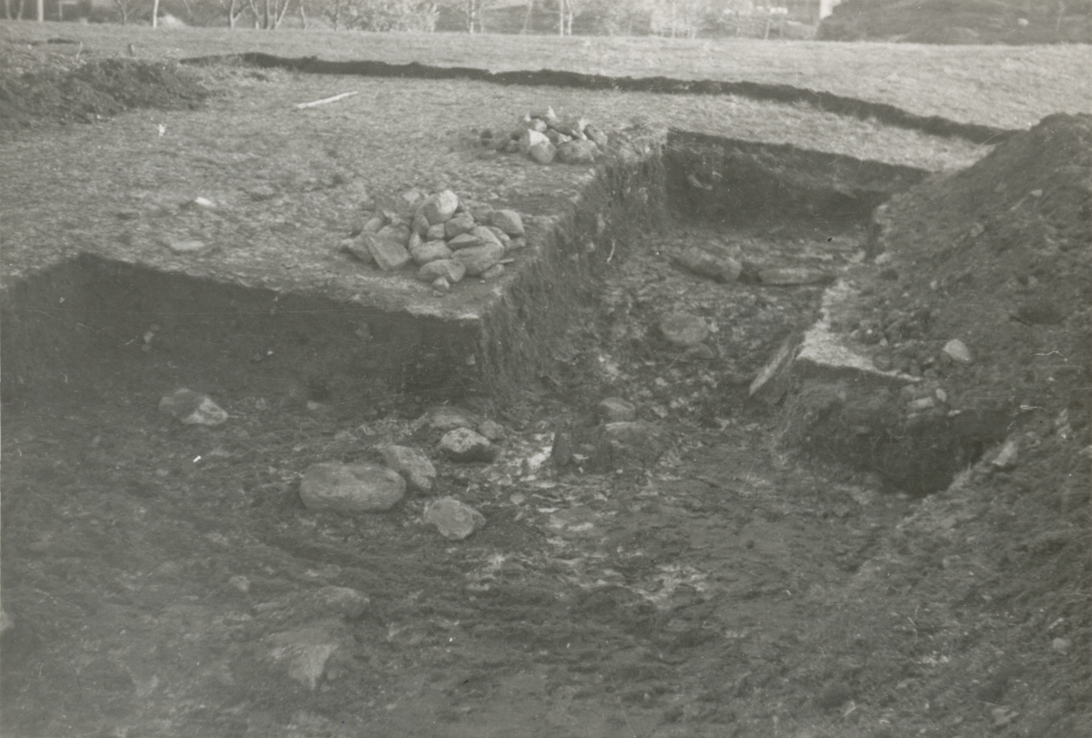 Dokumentasjonsbilder i serie fra arkeologiske utgravingar ved Borgund Prestegard 1940.