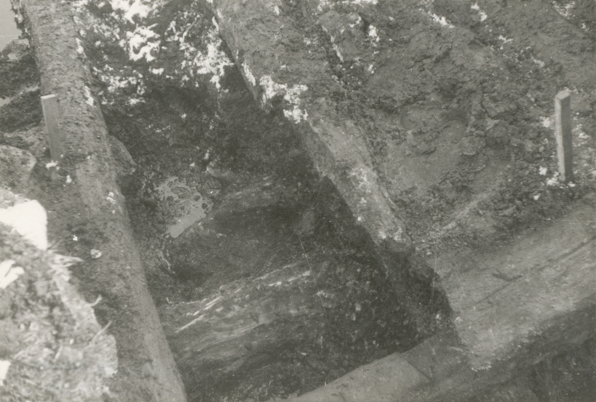 Dokumentasjonsbilder i serie fra arkeologiske utgravingar ved Borgund Prestegard 1940.