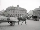 Vy med rådhuset och stora torget i Västervik.