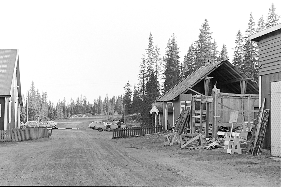 Gåsbu, Vangsåsen, vegbom, parkeringsplass, uthus.